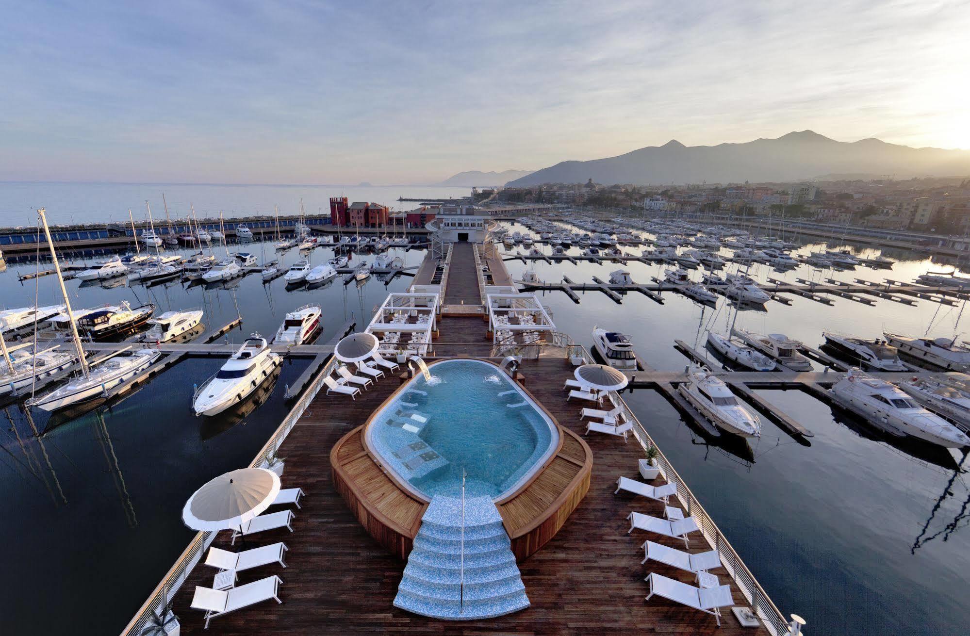 Yacht Club Marina Di Loano Hotel Exterior photo